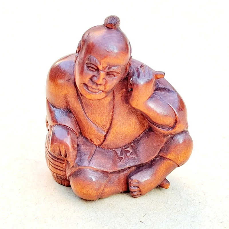 

Резная фигурка из самшита "Мужчина, чистящий ухо"