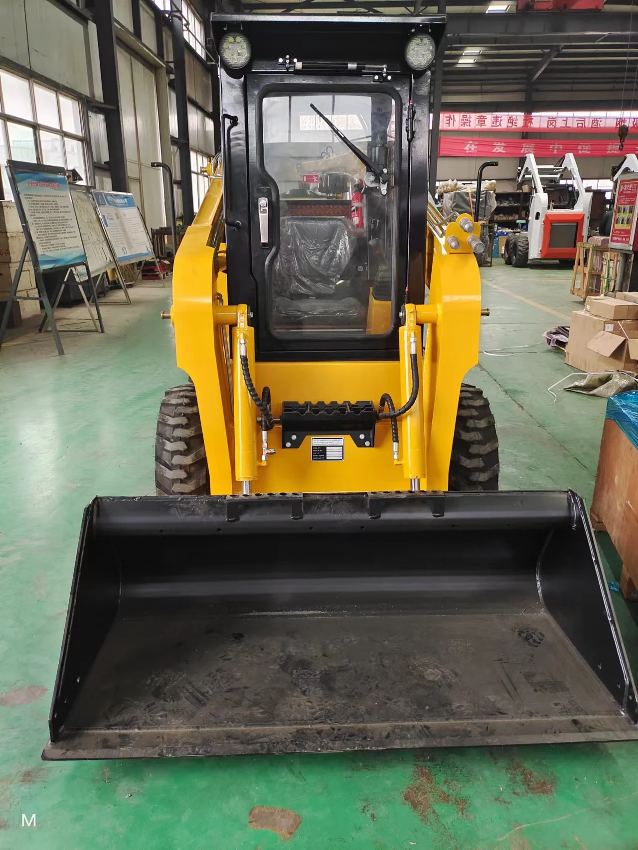 Ковш шириной 1300 мм для мини-погрузчика с небольшим бортовым поворотом Ht35G по