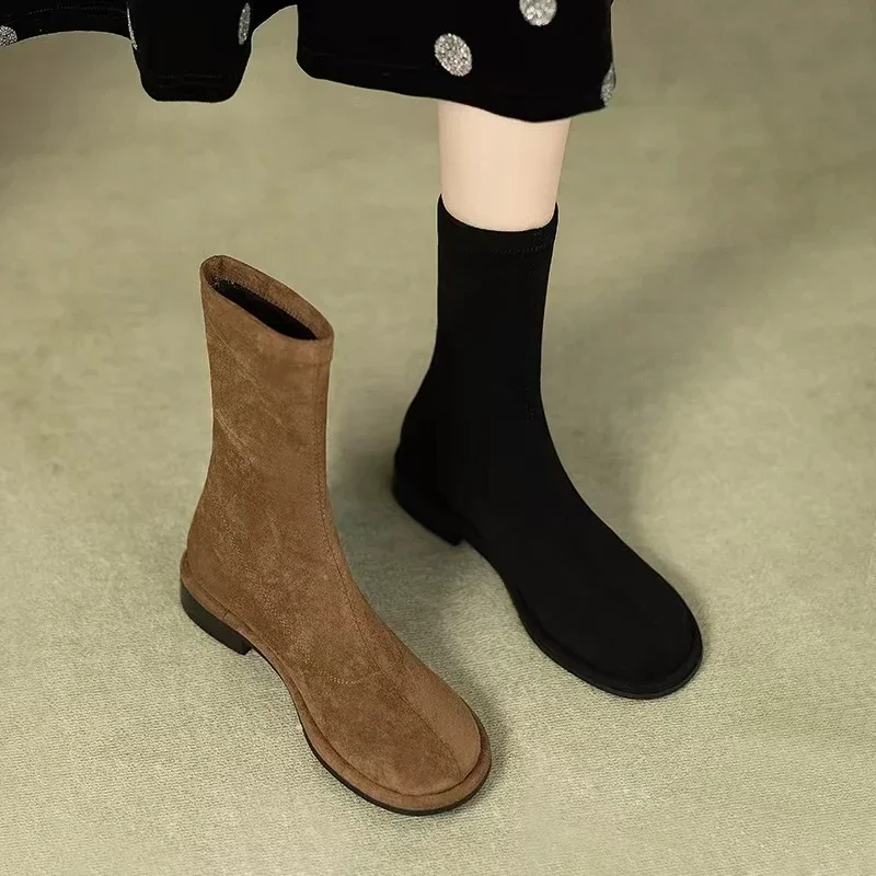 Замшевые женские короткие ботинки без шнуровки на плоском каблуке