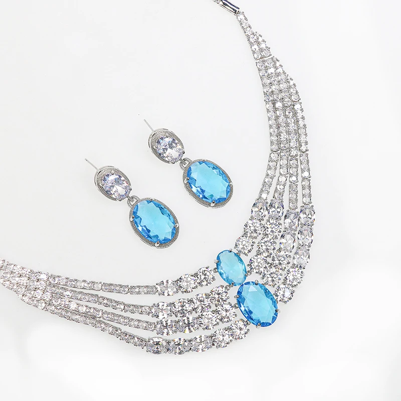 Комплект женских украшений из колье и серёг с фианитом