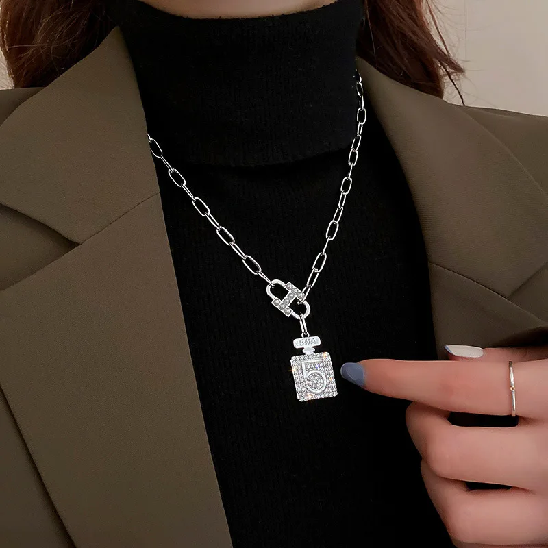 

New Fashion Personality Geometric Diamond No. 5 Perfume Bottle Necklace Female Temperament All-match Clavicle Chain