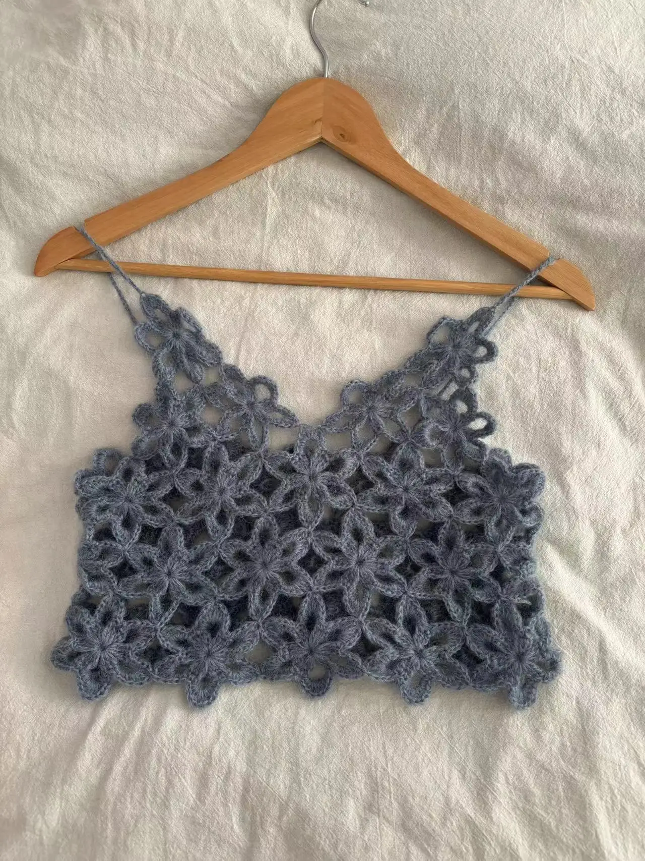 Женский топ с узлом-крючком Короткий трикотажный без рукавов синими подтяжками