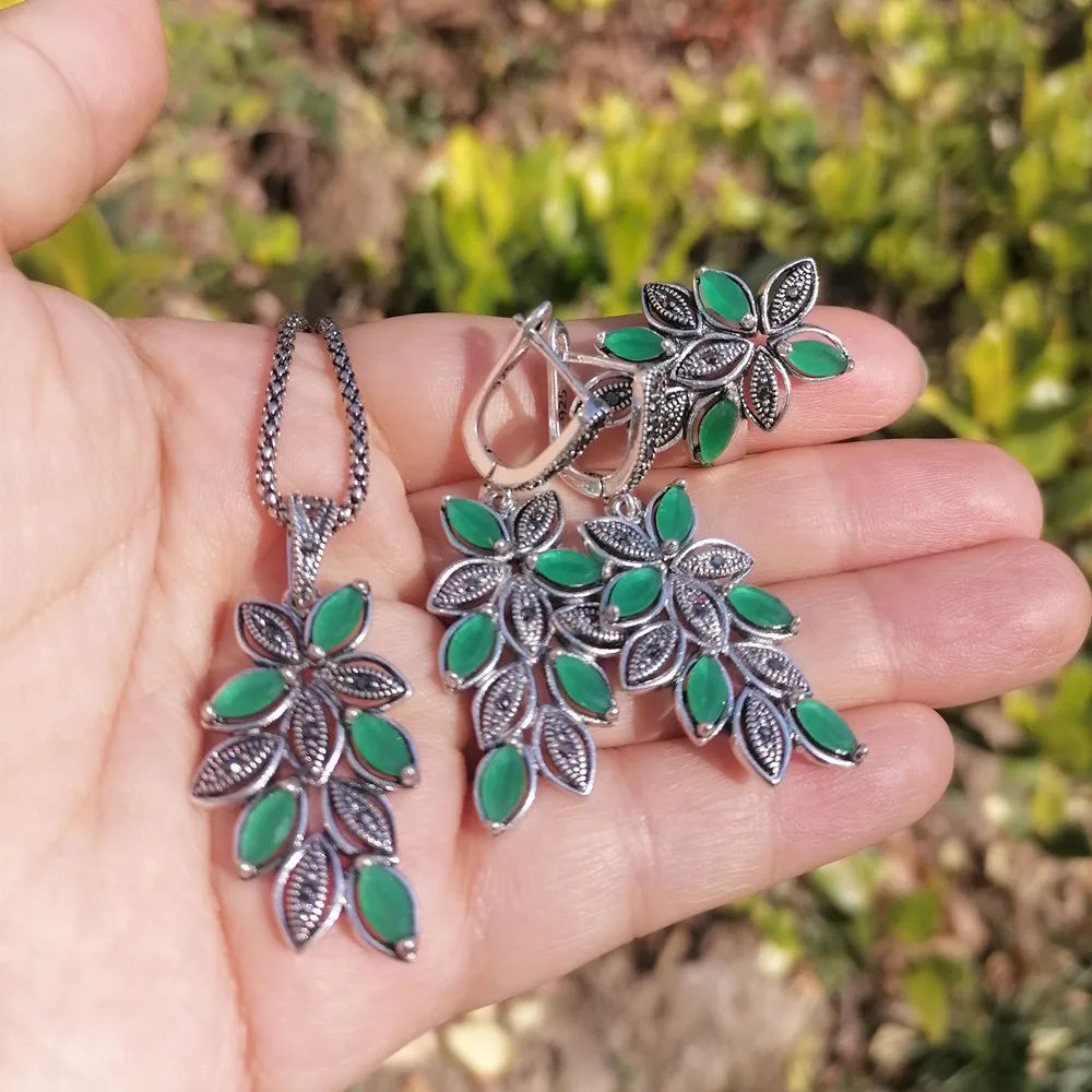 Женский винтажный комплект из колье и серёг с зеленым кристаллом
