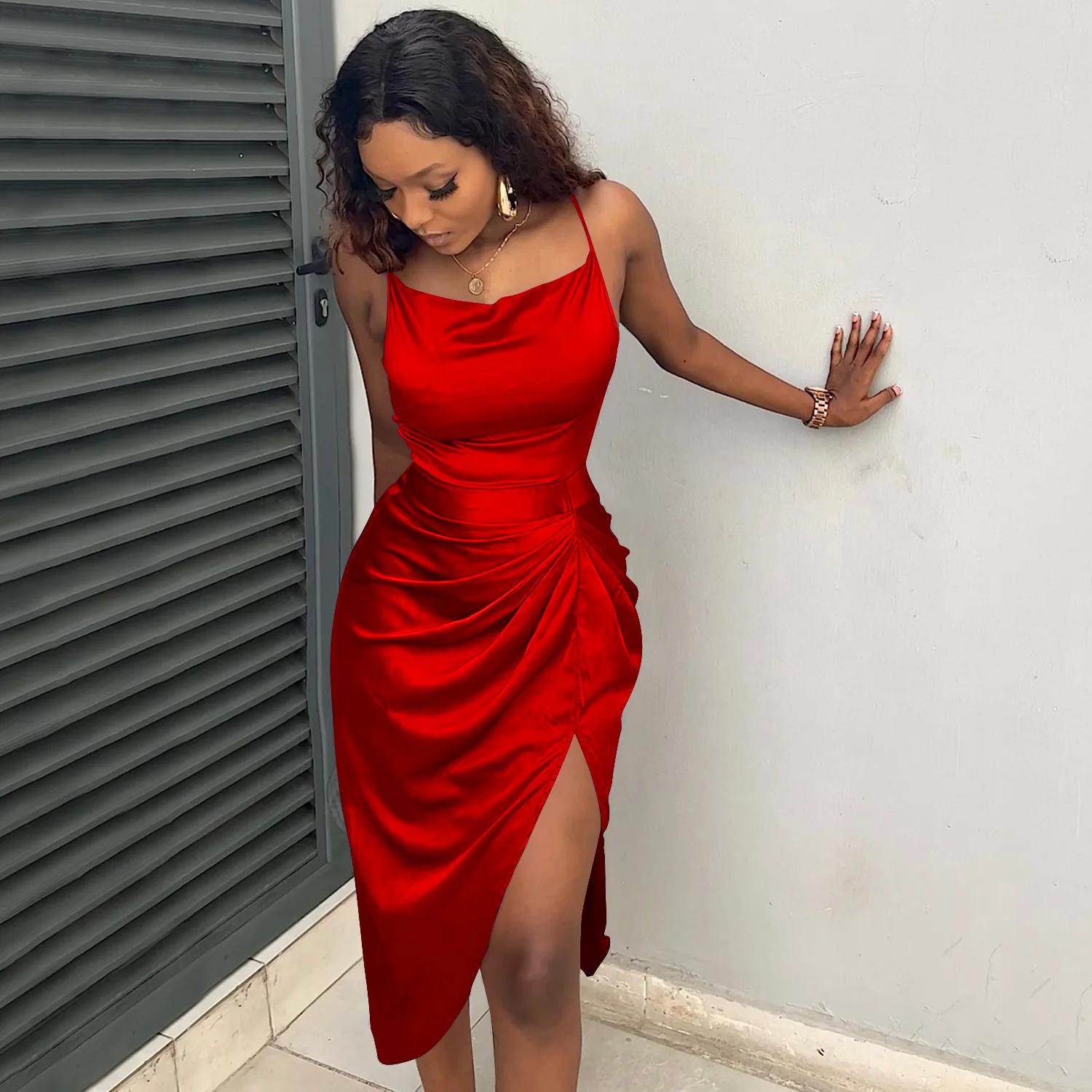 

Женское атласное платье на бретельках, элегантное привлекательное однотонное платье со складками и высокой талией, лето 2022