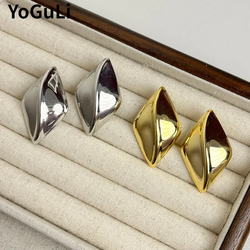 Металлические серьги-гвоздики