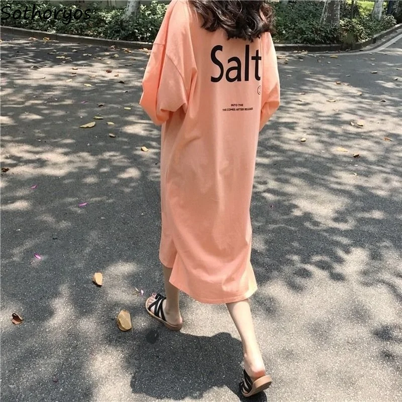 

Женская одежда для отдыха средней длины с принтом и коротким рукавом в виде букв