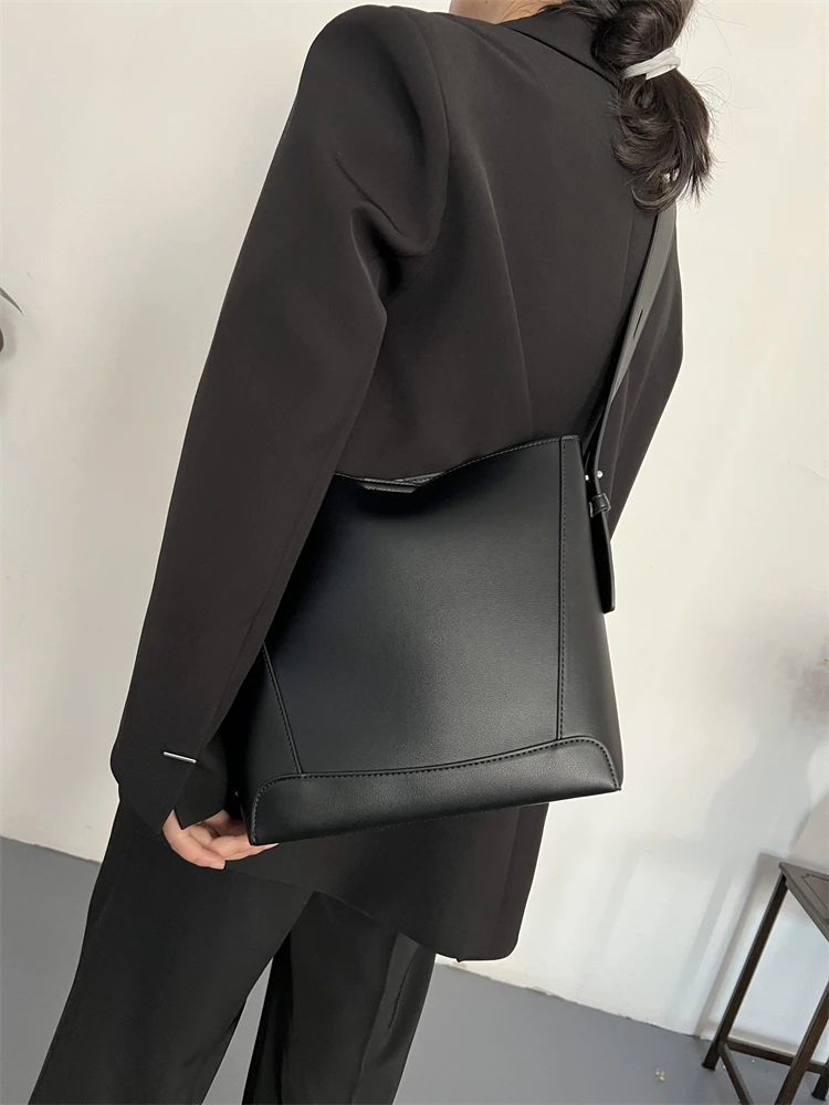 Medium-Sized Chinese Bucket Bag Women Large Capaci 2024 New High-Grade Shoulder Commuter Tote