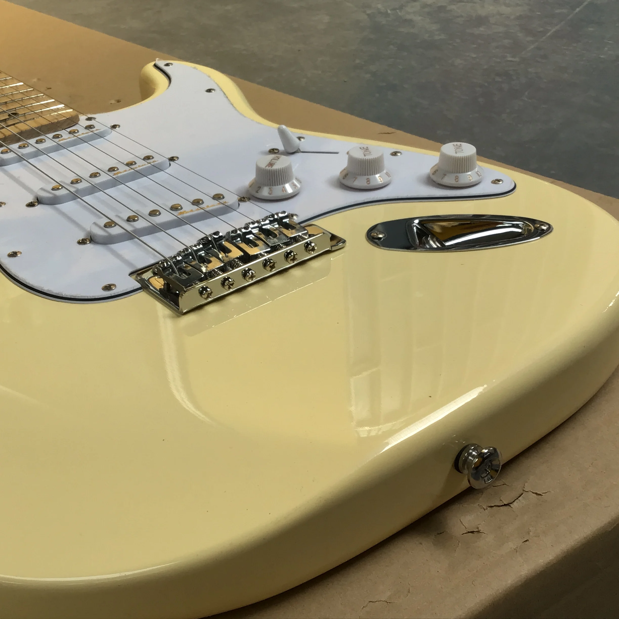 Фабричная стандартная электрическая гитара желтая красное дерево цвет красного