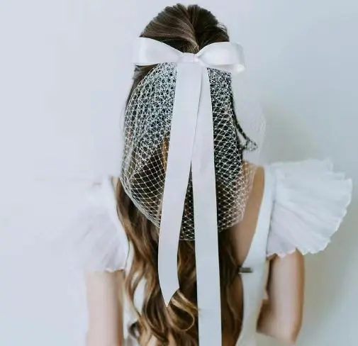 Короткая белая свадебная фата для невесты с бантом черные аксессуары волос