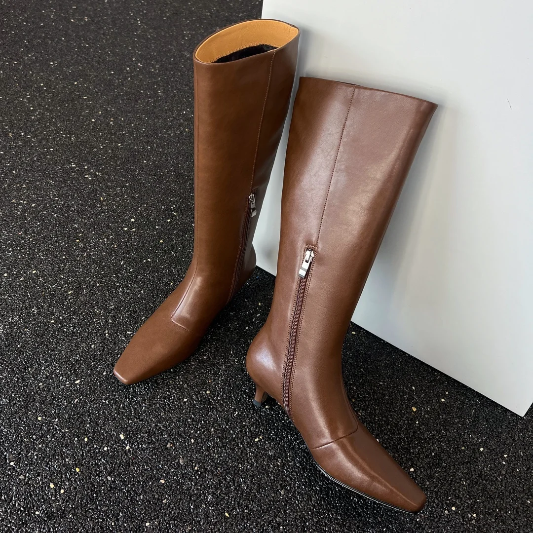 Женские сапоги до колена из натуральной кожи на каблуке 4 см цвета в ассортименте