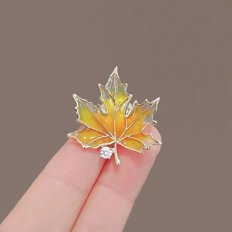 Брошь в виде кленового листа во французском стиле ретро изысканная