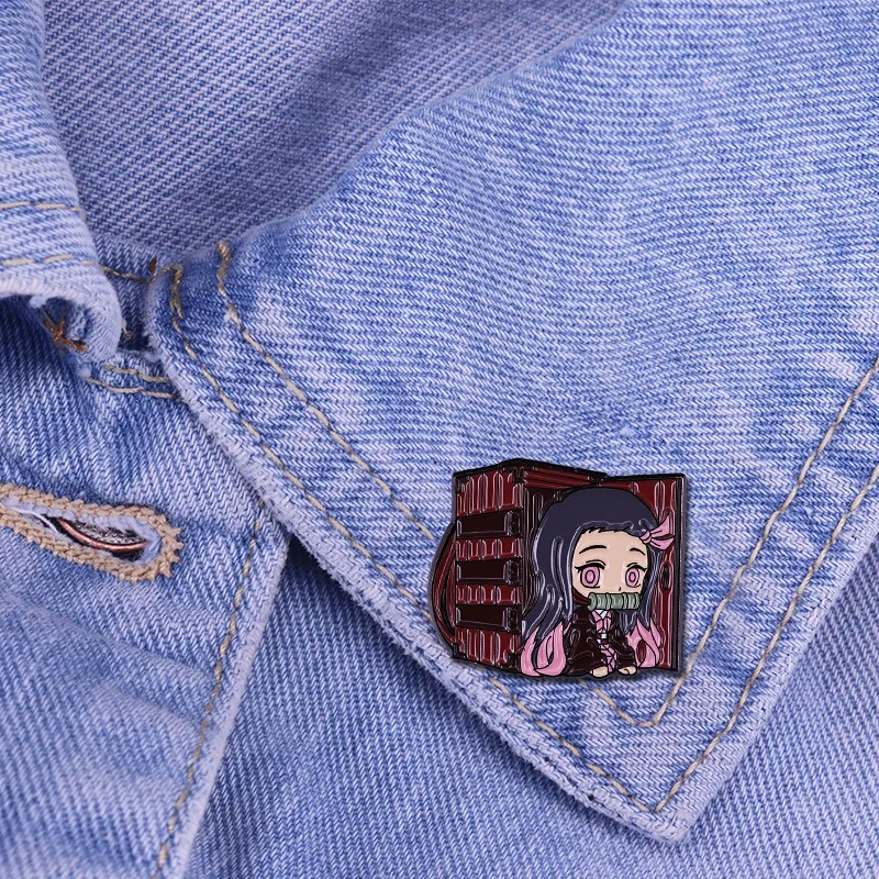 

Броши в японском стиле аниме рассекающий демонов аксессуары Kamado Nezuko милые булавки из сплава для мужчин и женщин ювелирные изделия косплей о...