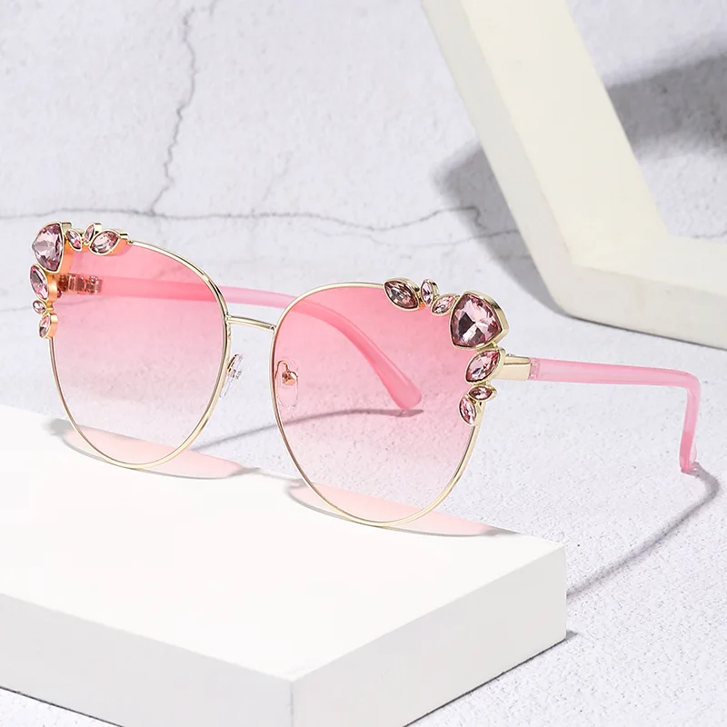 

New Fashion Cat's Eye Metal Frame Inlaid with Diamond Avantgarde Light Luxury Sunglasses