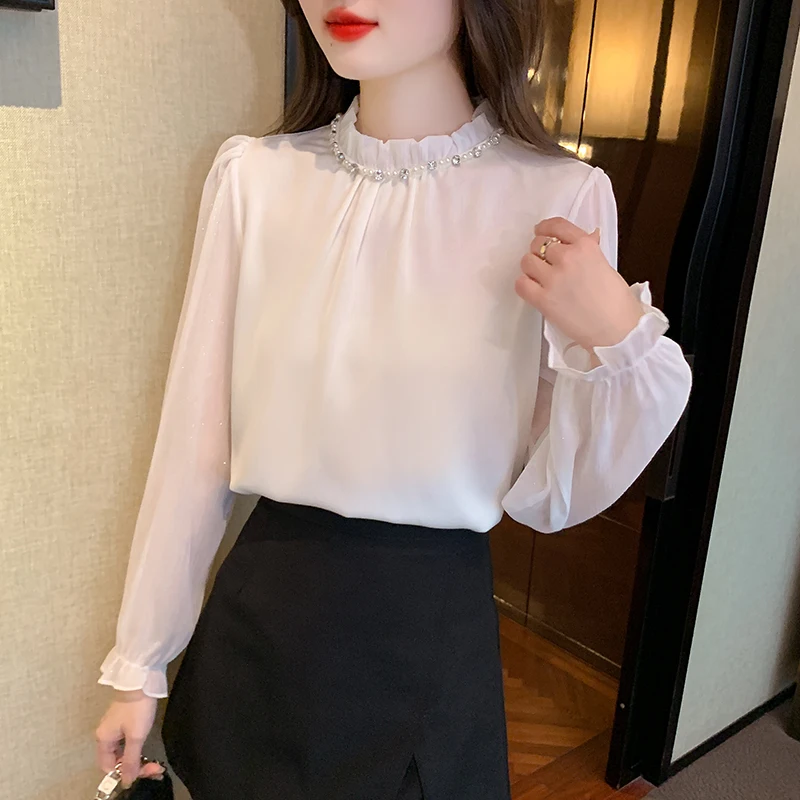 Модная повседневная женская блузка с длинным рукавом бусинами и оборками белая