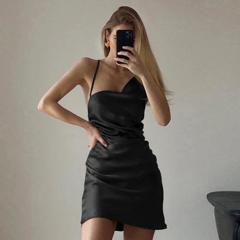 

Платье-мини атласное однотонное с открытой спиной и рюшами