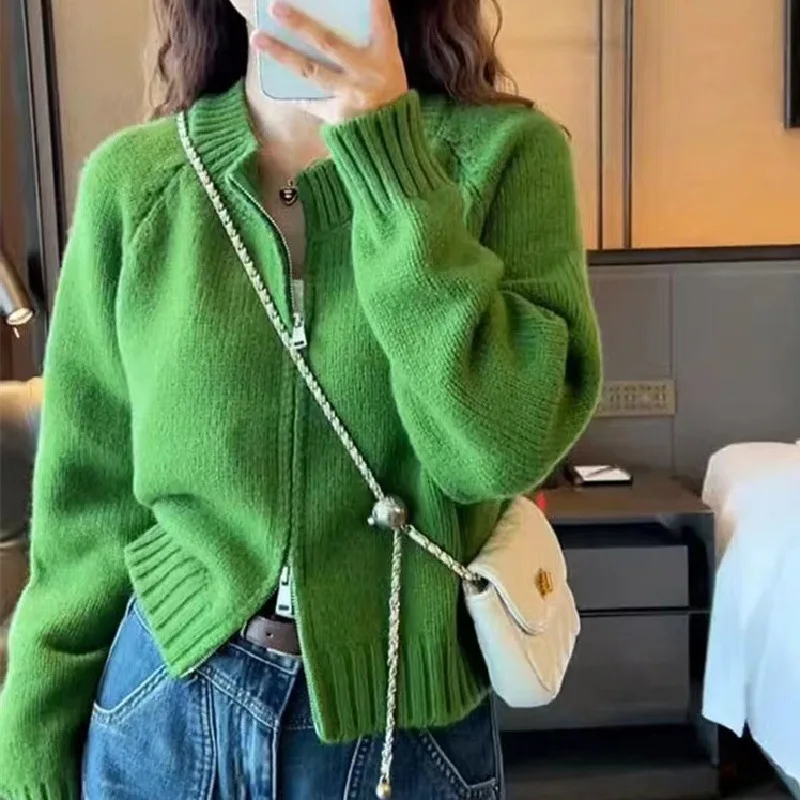 Женский короткий вязаный кардиган с круглым вырезом и двойной молнией