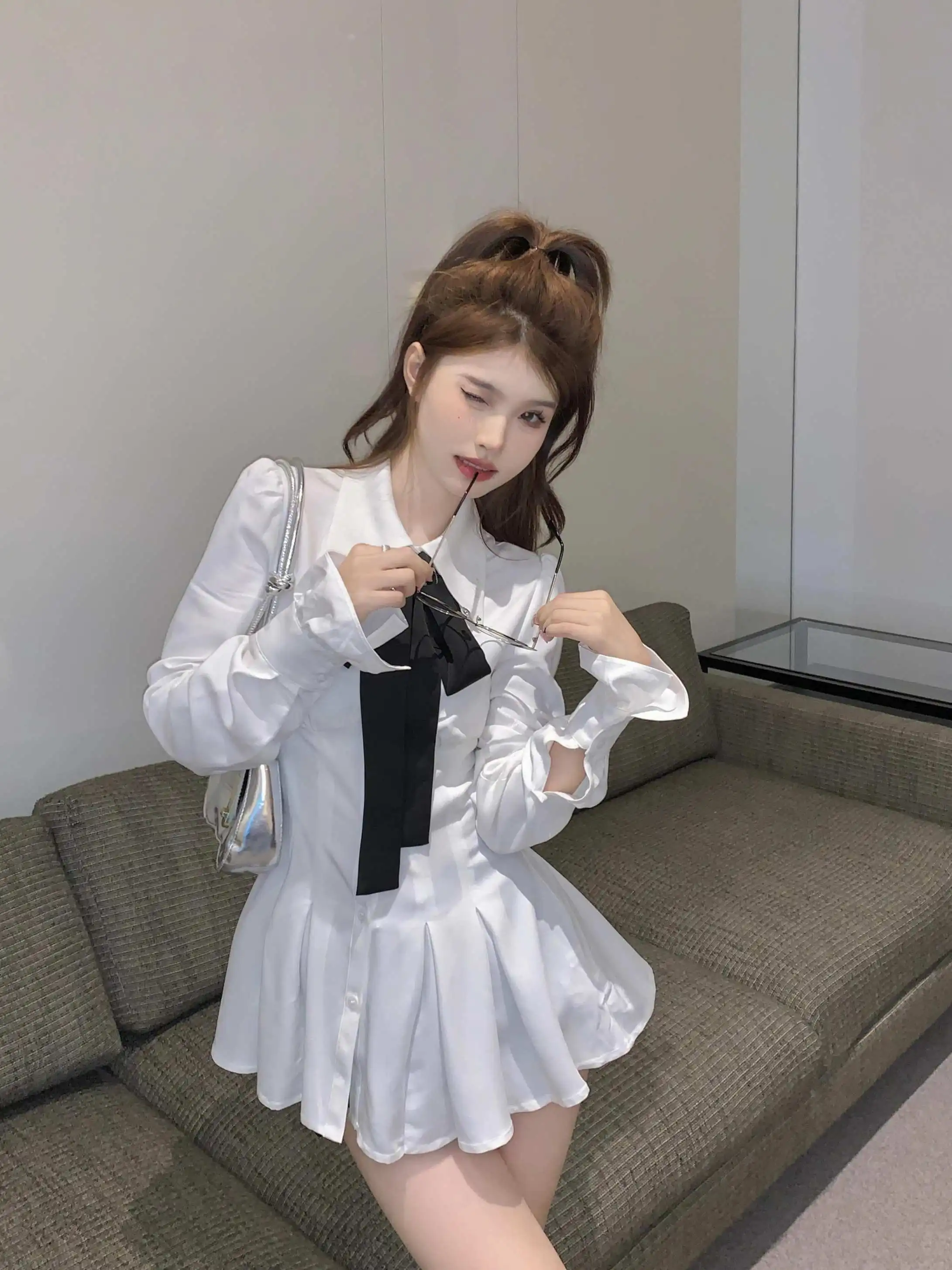 Sweet and Spicy White Pleated Shirts Women 2024 New Winter Retro Lapel Waist Hugging Slimming Long sleeve Top Fashion