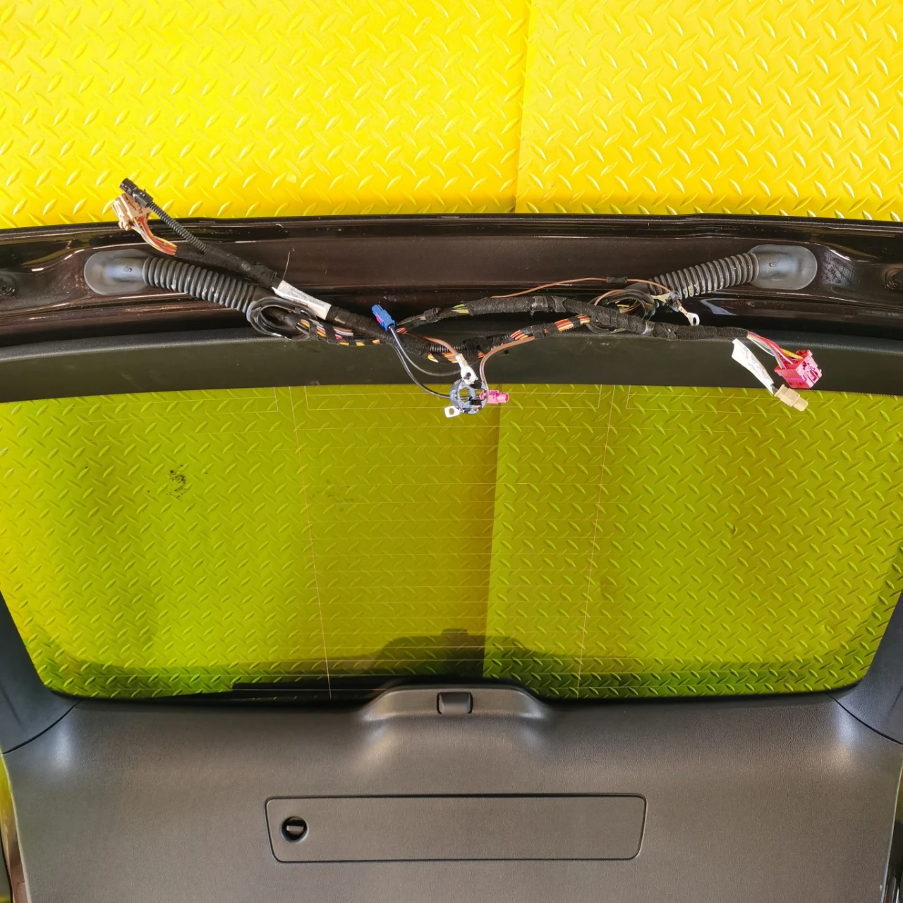 Рисунок 3 - Оригинальная сборка крышки багажника