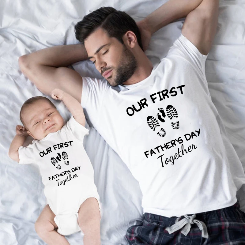 

Рубашка с надписью «наш первый день отца»