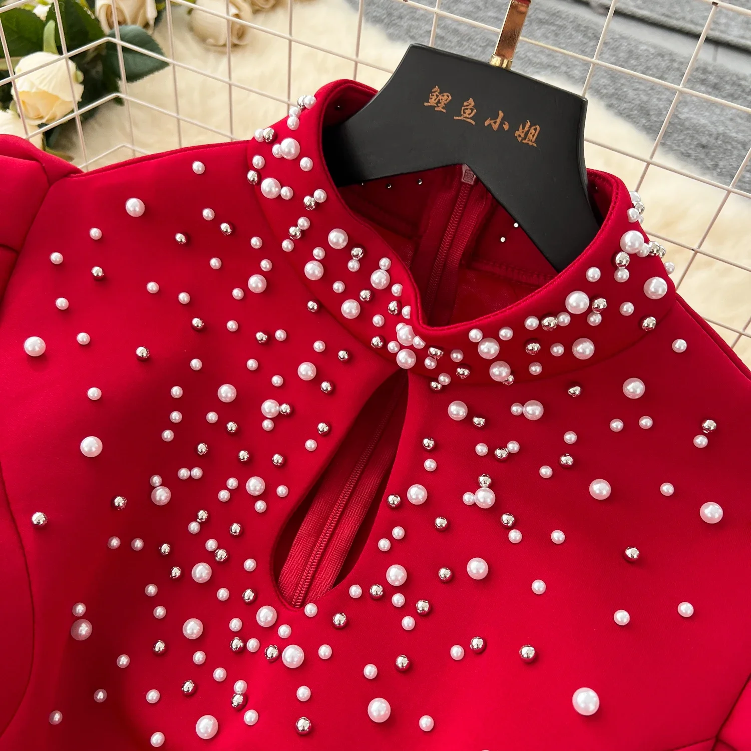 Женское облегающее платье-карандаш с вышивкой бисером и рукавом-бабочкой