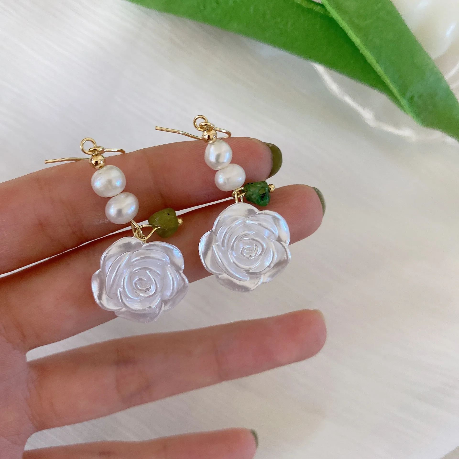 

Korean Temperament Simulated Pearl Rose Long Clip on Earrings No Piercing Retro Elegant White Flower Clip Earrings No Ears Hole