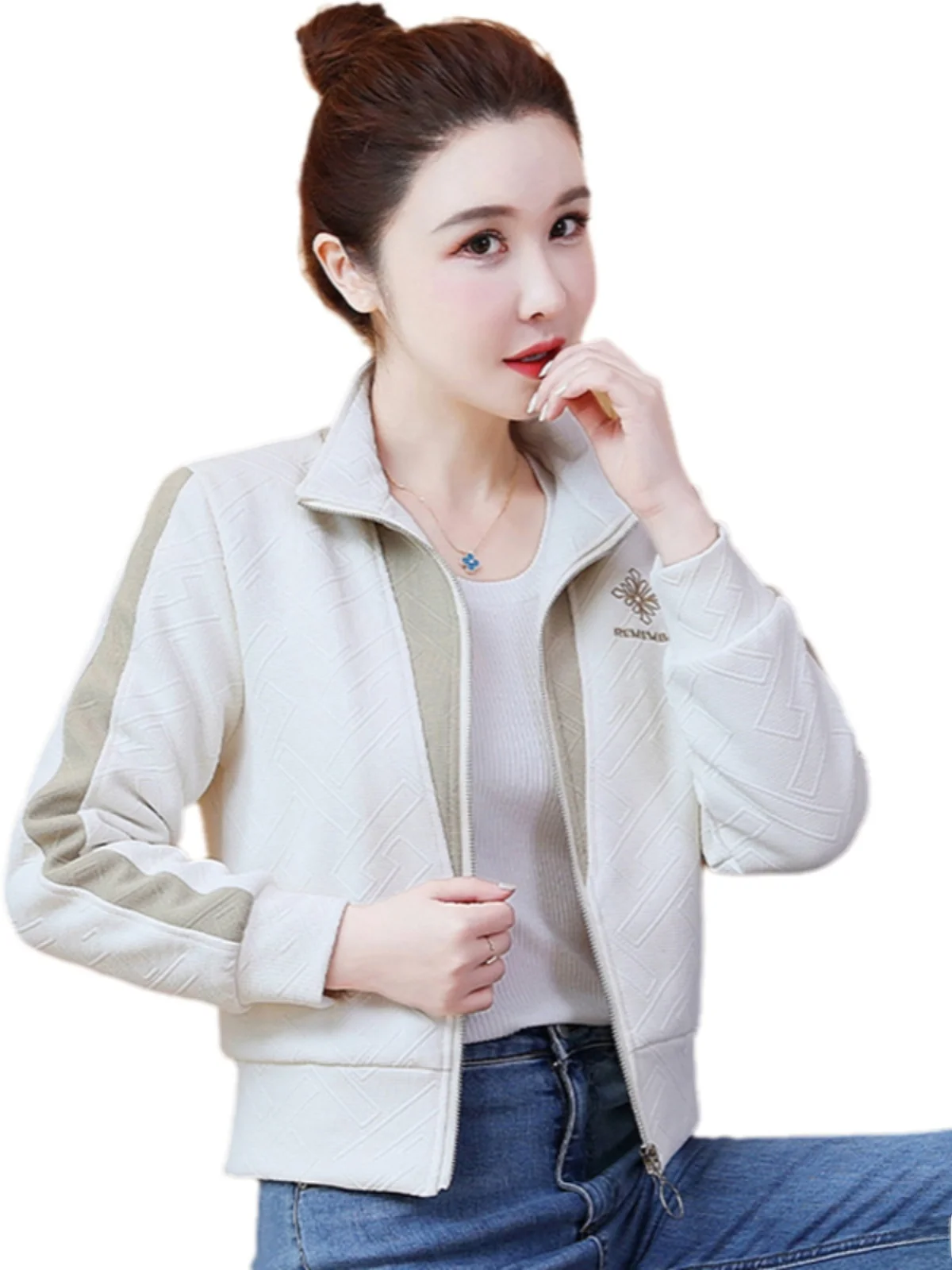 Короткая теплая куртка одного цвета женская осенне-зимняя утолщенная маленькая