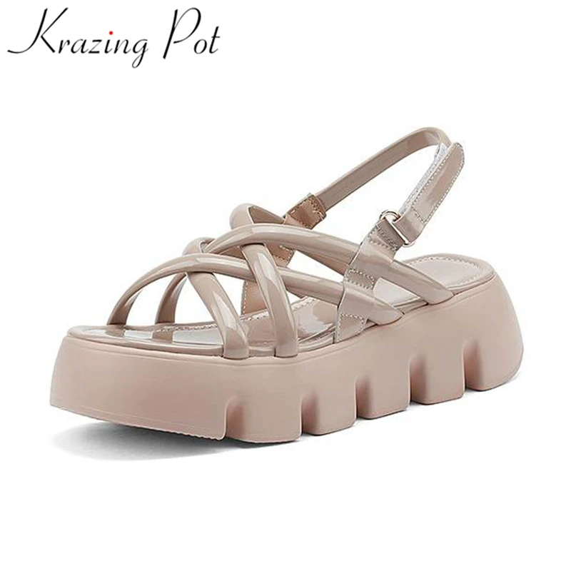 

Krazing Pot Cow Leather Thick Bottom Buckle Straps Casual Concise Style Peep Toe High Street Fashion Flat Platform Rome Sandals