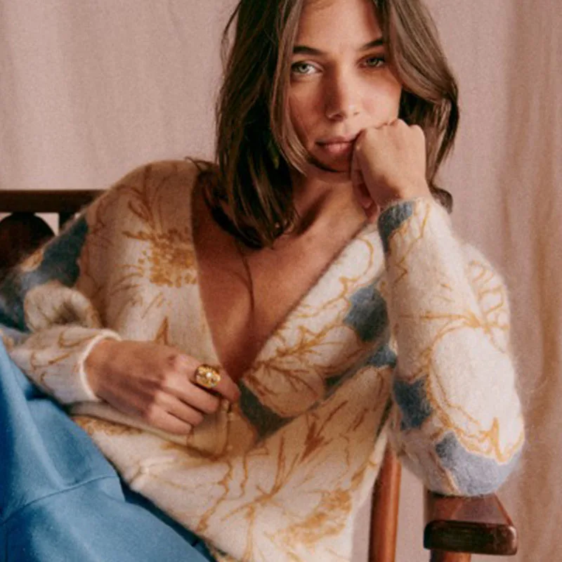 

Женский трикотажный свитер с V-образным вырезом