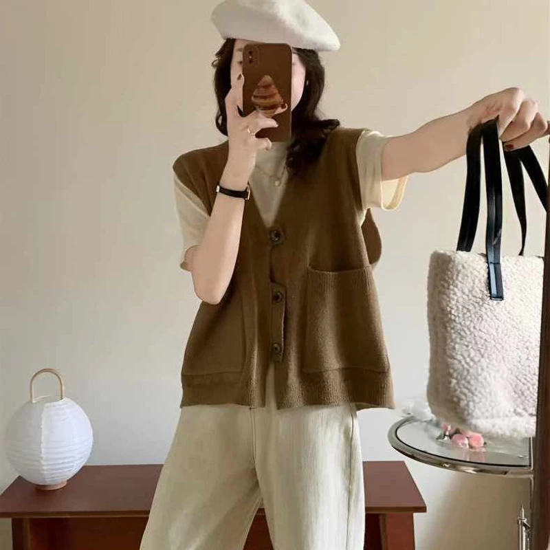 Женская трикотажная кофта с V-образным вырезом на пуговицах