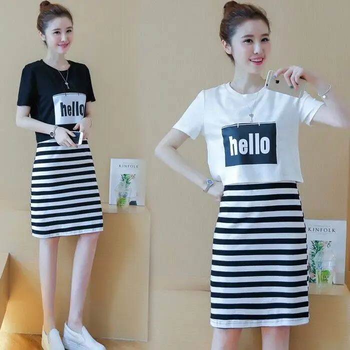 

Женский костюм из двух предметов с юбкой, футболка с коротким рукавом и длинное облегающее платье-жилет в полоску на весну и лето