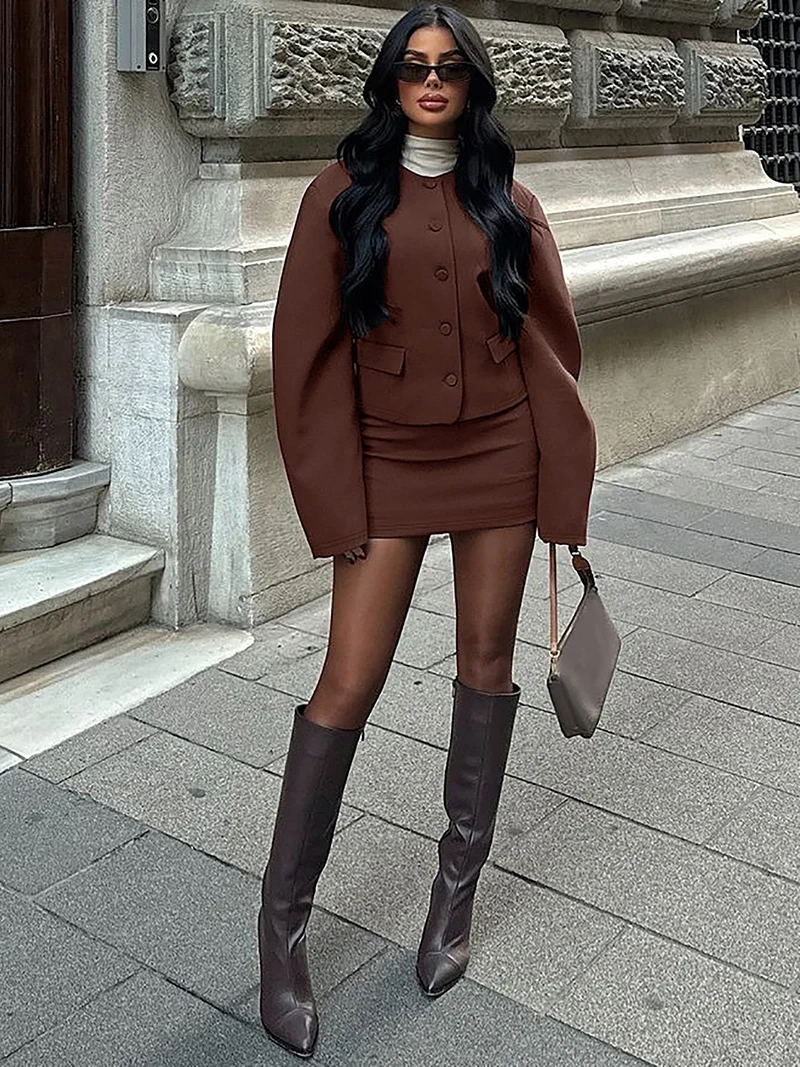 Женский комплект из мини-юбки и с круглым вырезом |