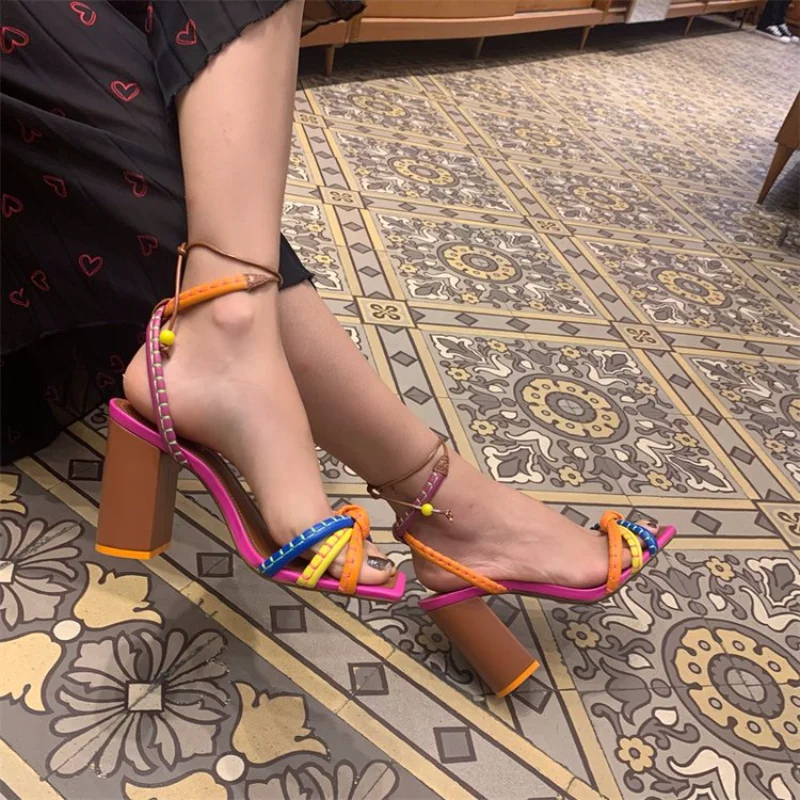 

Женские босоножки на высоком каблуке, новинка 2023, плетеные модные сандалии на высоком каблуке и платформе с цветными блокировками, женская обувь