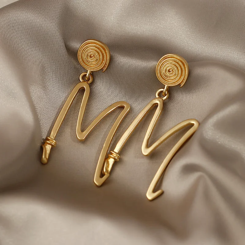 

1pcs Europe and the United States new exaggerated metal M letter earrings creative dance shoes circle gold-plated earrings