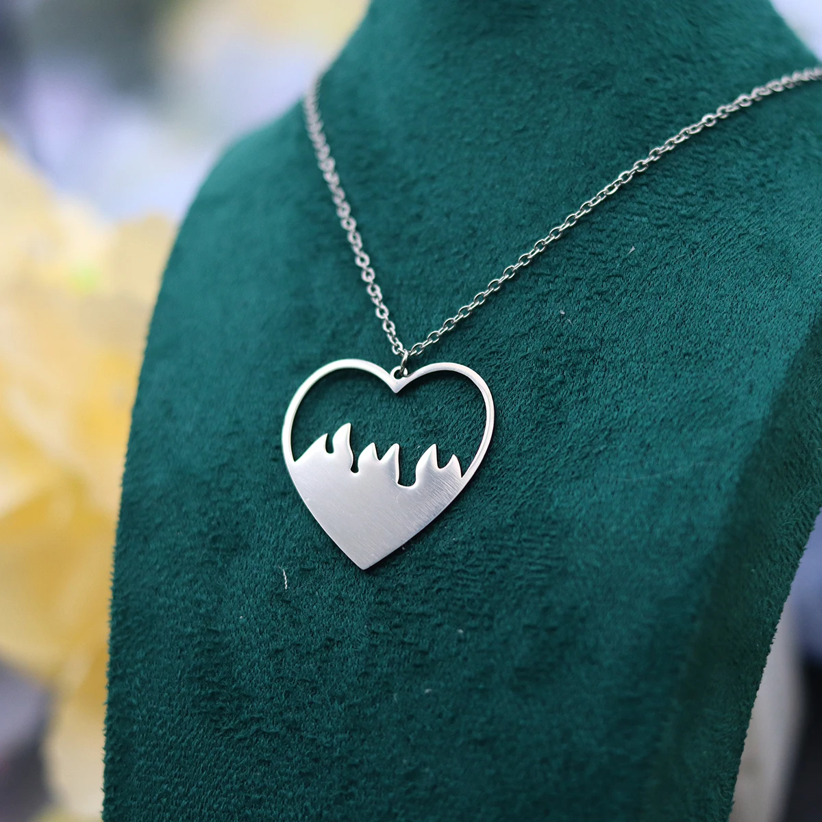 Фото Ожерелье-кулон Kinitial Love Heart Flame в готическом стиле панк, с огненным сердцем, на ключицу, из нержавеющей стали, ювелирные аксессуары №1