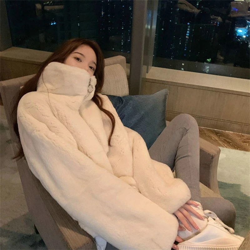 Рисунок 3 - Зимнее однотонное пальто из искусственного