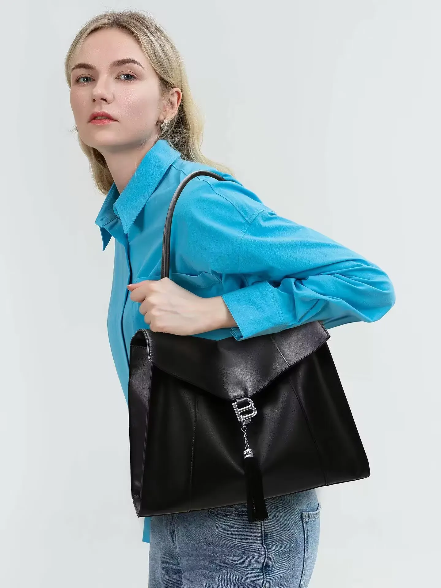 Большая вместительная сумка для поездок