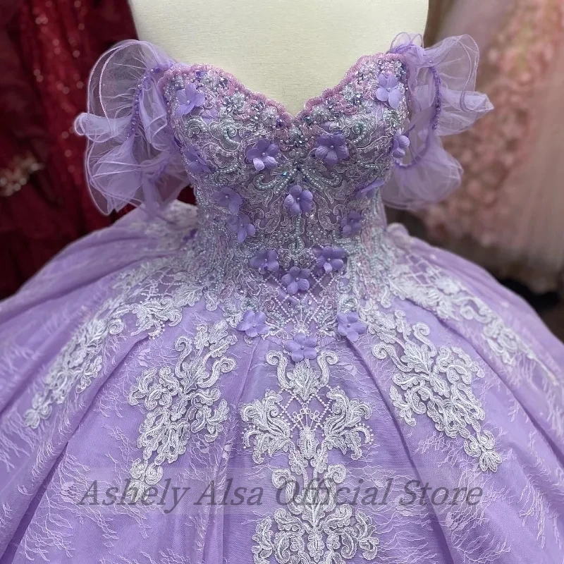 Платье с открытыми плечами кружевом и жемчугом