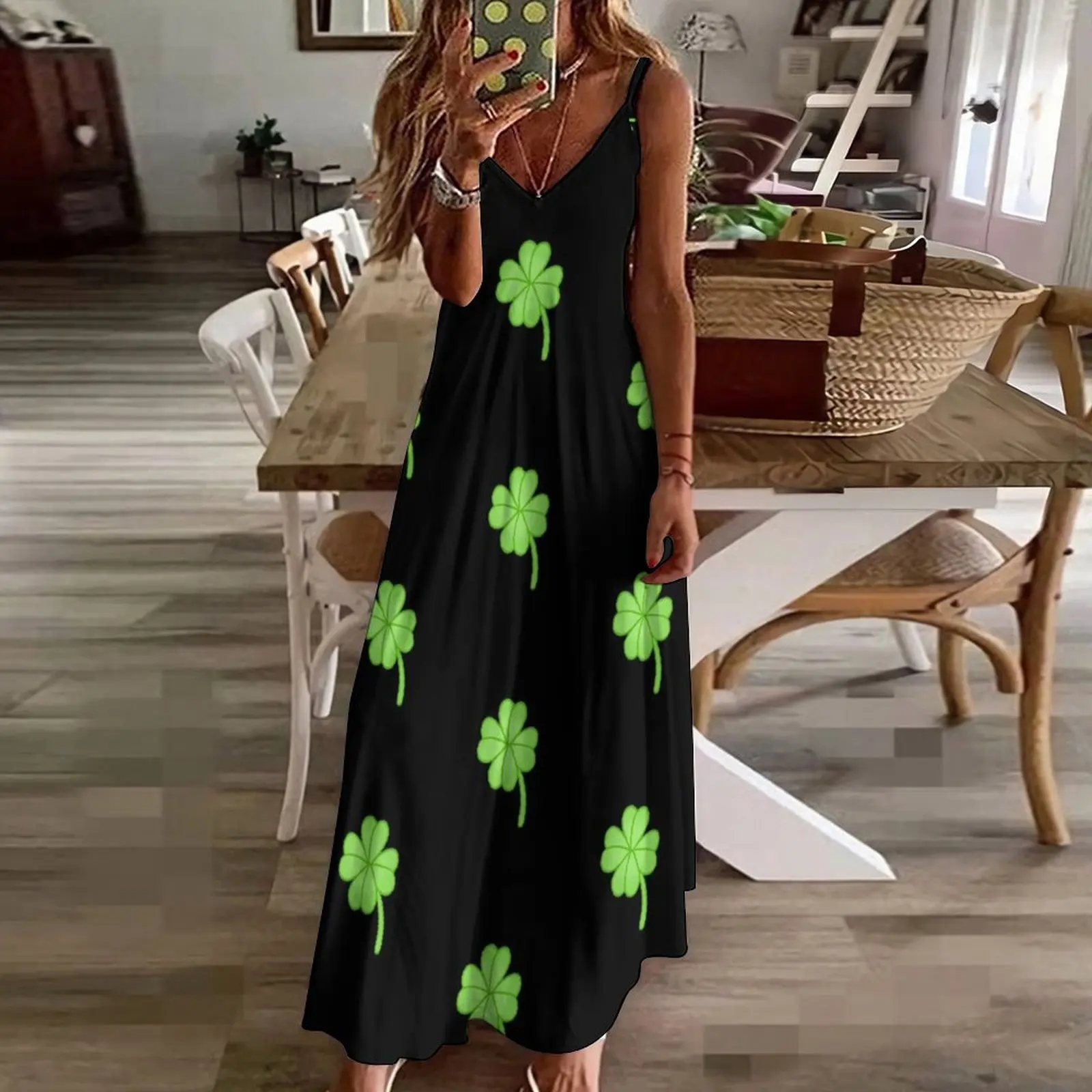 Женское платье с принтом трилистника