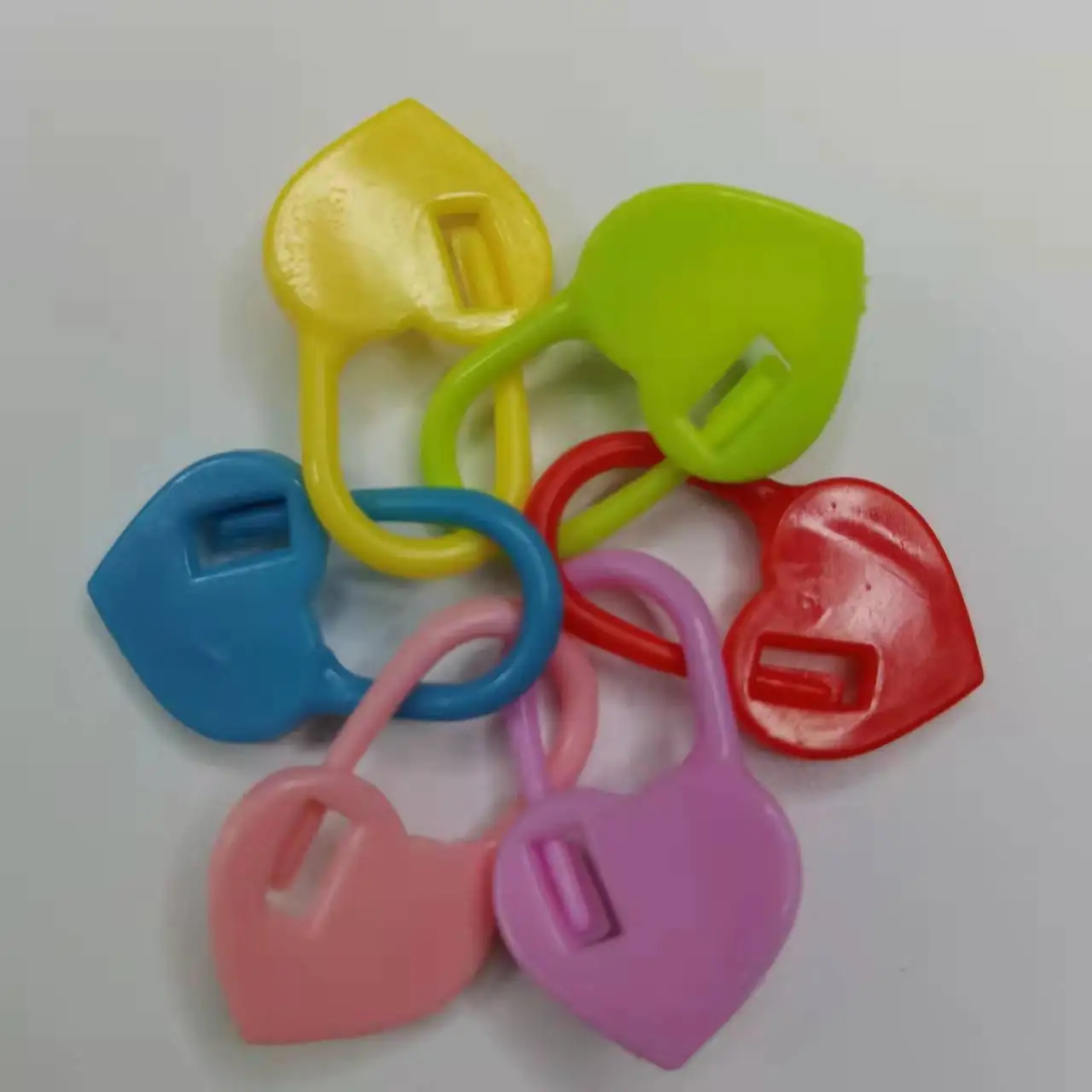 50 шт./лот пластиковые маленькие зажимы из смолы маркеры для стежков с замком