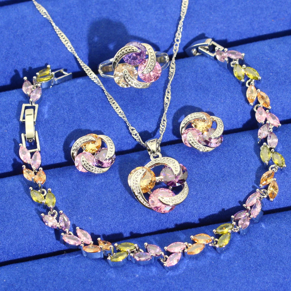 

Женский ювелирный комплект из колье, серёг, кольца и браслета