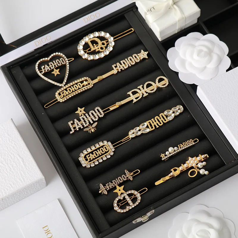 

Заколка для волос Стразы с инкрустацией буквами Женская квадратная универсальная заколка модная жемчужная заколка для волос орнамент аксе...