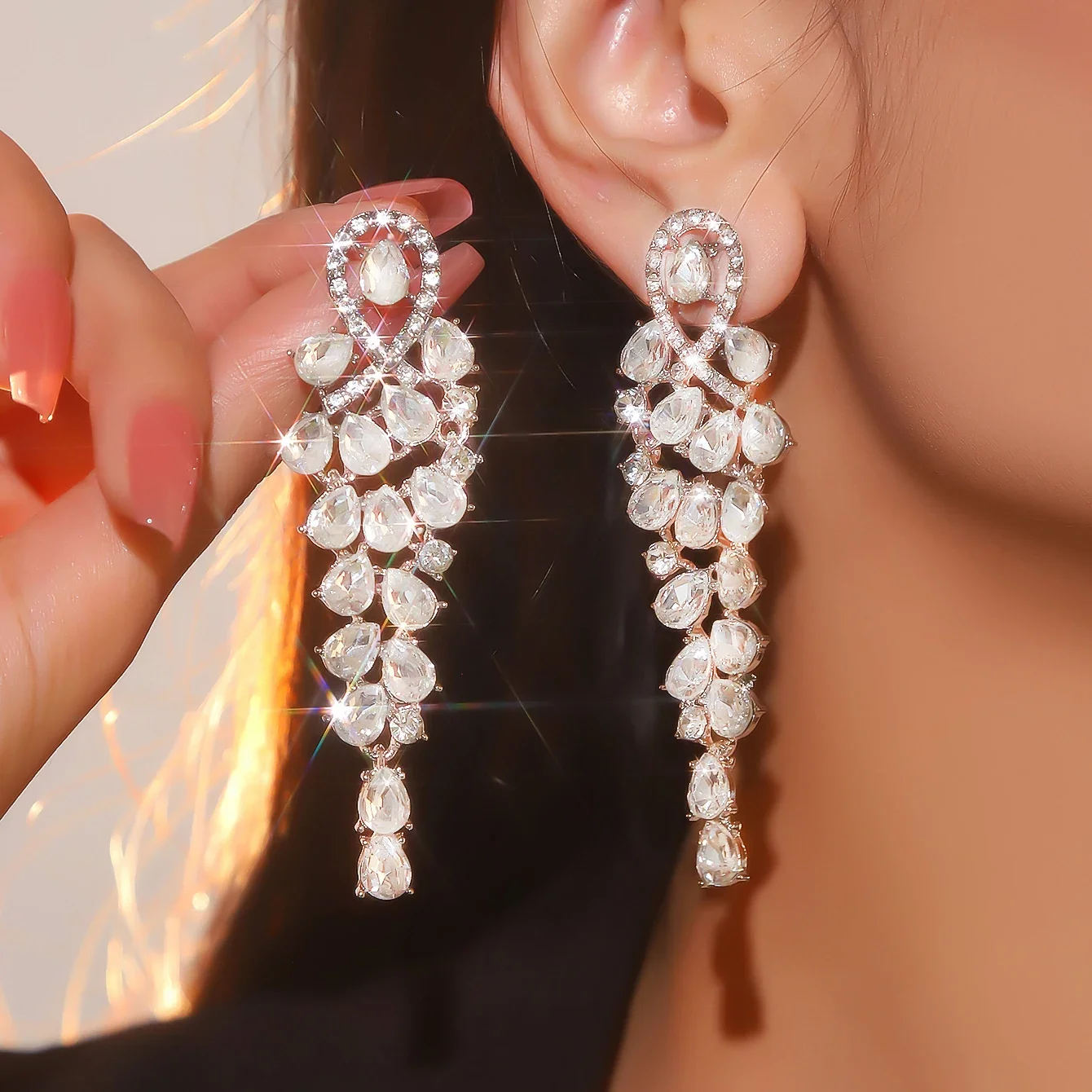 Преувеличенные индивидуальные серьги с кисточками искрящиеся стеклянные