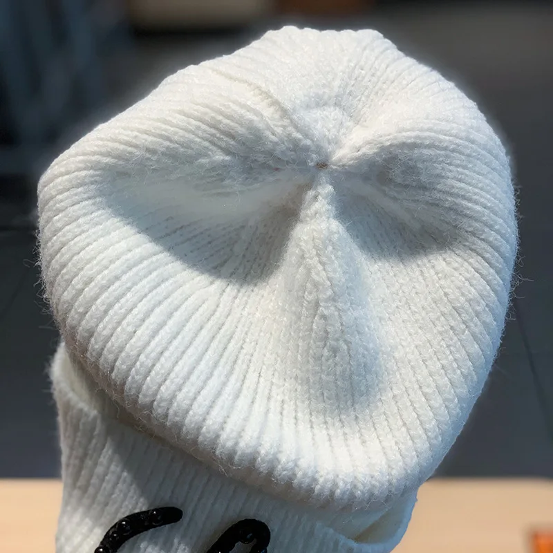 Зимние теплые вязаные шапки-бини с жемчужинами и надписью шапочки облегающая