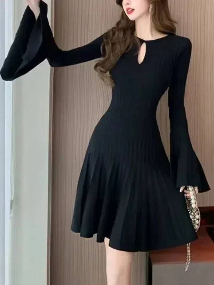 Женское трикотажное платье-трапеция черное облегающее привлекательное офисное