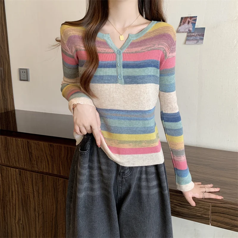 Рисунок 3 - Женский трикотажный свитер с V-образным вырезом