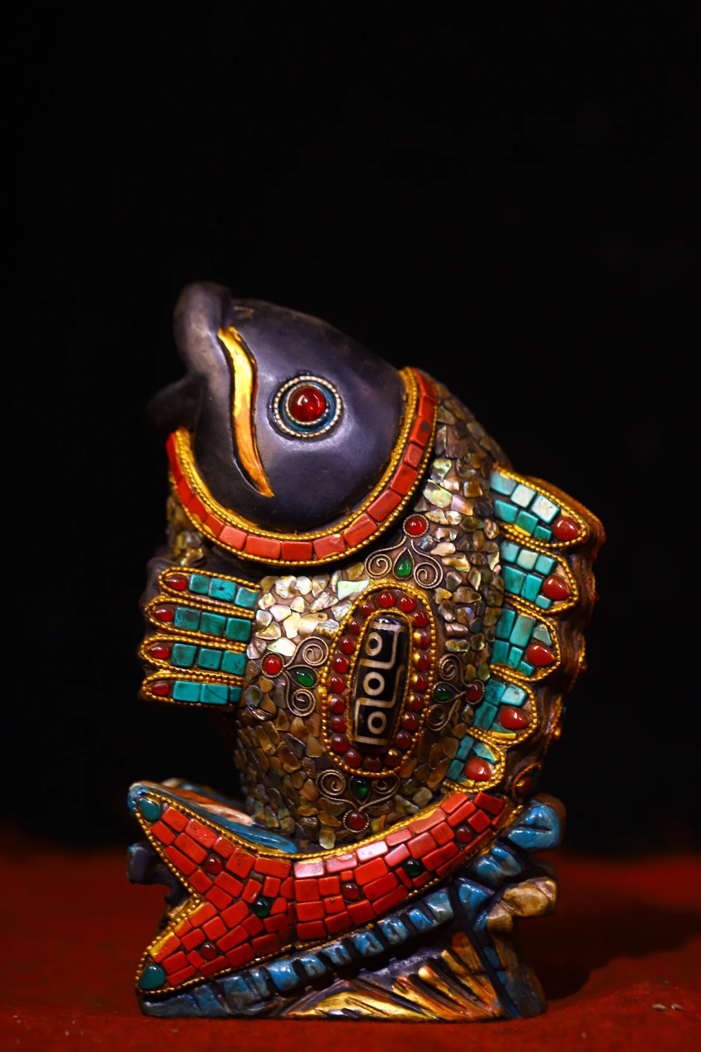 Статуя рыбы из метеорита SIYAO