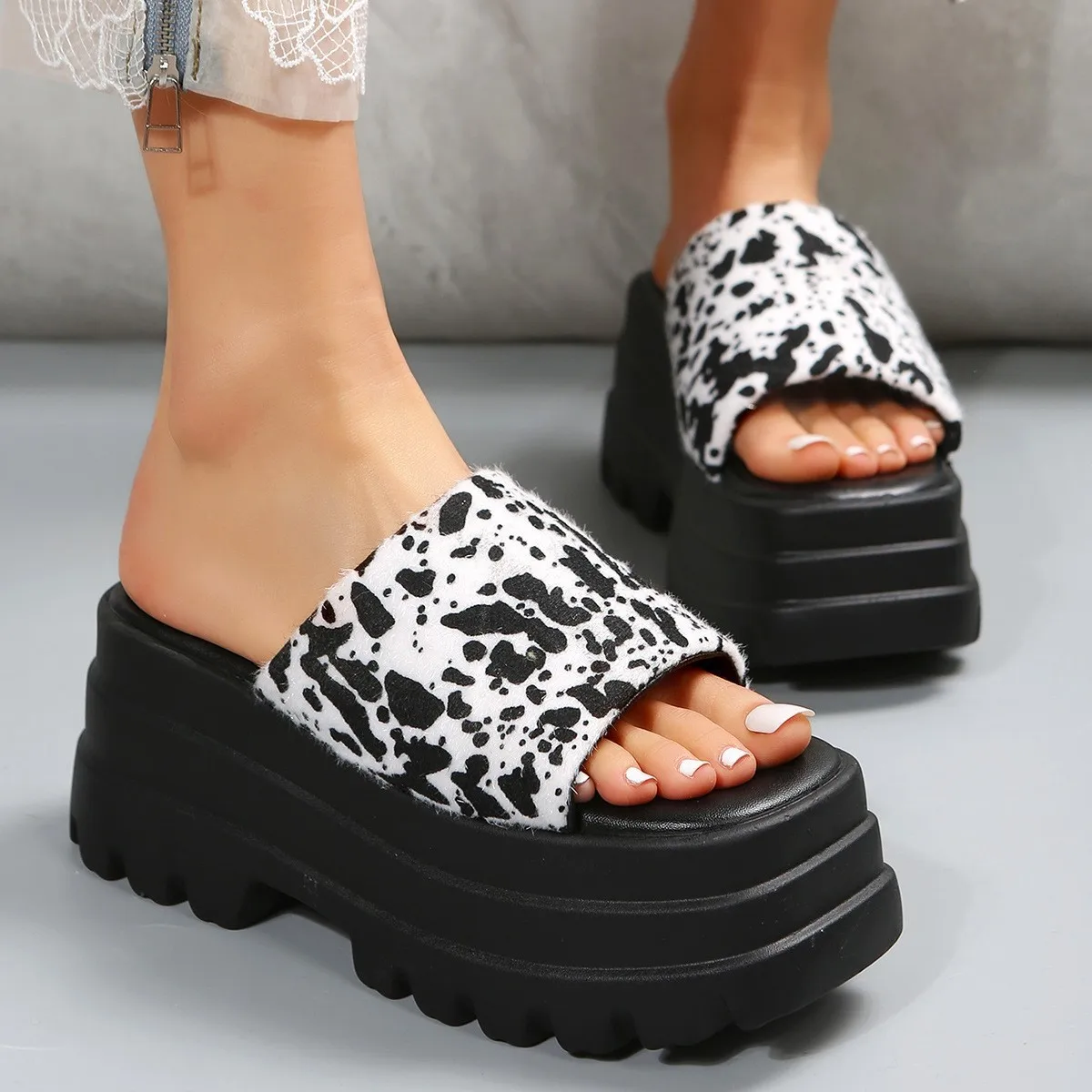 2023 Summer New Women's Slippers Fashion Matsuke Heel Thick Sole 43 Size Slippers Women's Wedge Slippers Designer Sandals