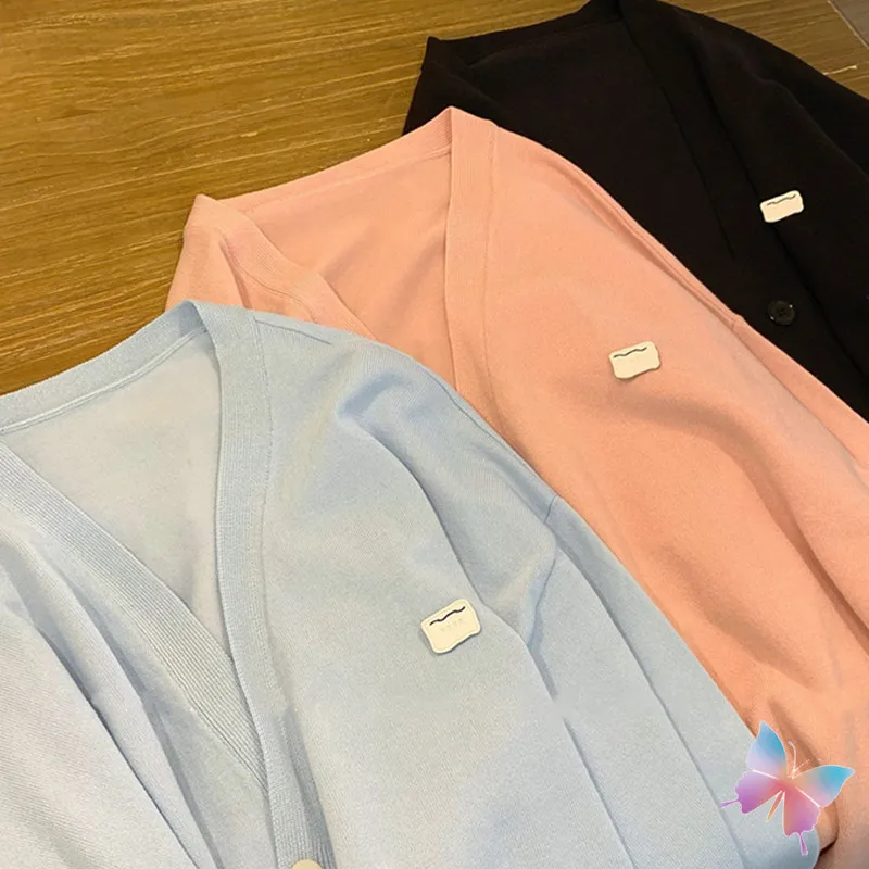 

Трикотажный кардиган Ader, женское тонкое пальто, летняя маленькая кожаная этикетка, свободная рубашка карамельного цвета с кондиционирован...