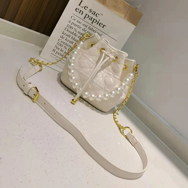 

2022 Fashion Pearl Chain Luxury Designer Women Handbags Sweet And Gentle Crossbody Bag For Women Luxury Women Purses