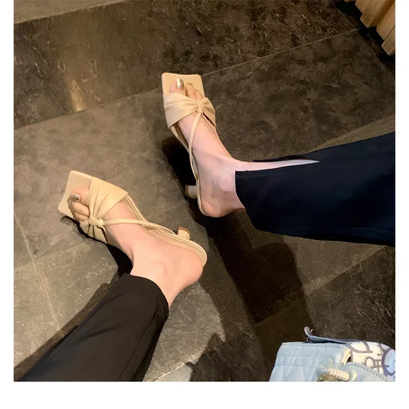 Летние тапочки 2022 женские модные шлепанцы с узким ремешком на толстом каблуке